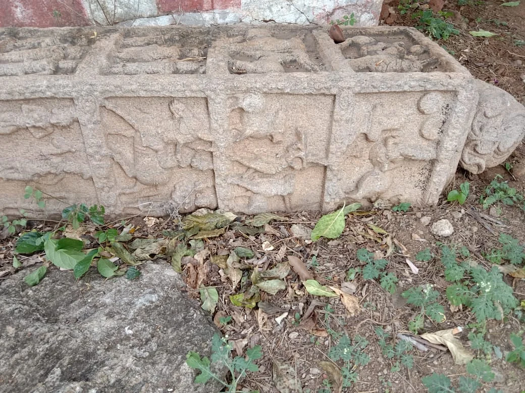 அடுக்கு நிலை நடுகல்