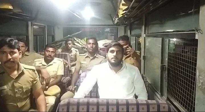 கனலரசனை கைது செய்து அழைத்துச் செல்லும் போலீஸார்