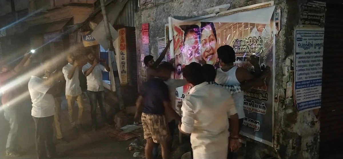 போஸ்டர் ஒட்டும் அ.தி.மு.க’வினர்