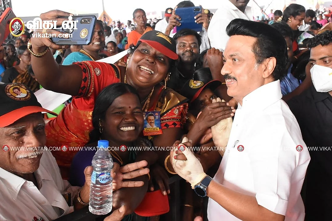 செல்ஃபி எடுத்த மகளிரணி நிர்வாகி