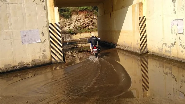 தண்ணீர் தேங்கிக் கிடக்கும் ரயில்வே சுரங்கப்பாதை