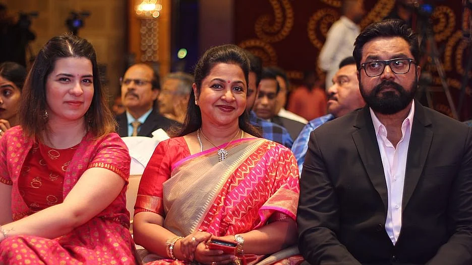 கணவர், மகளுடன்...