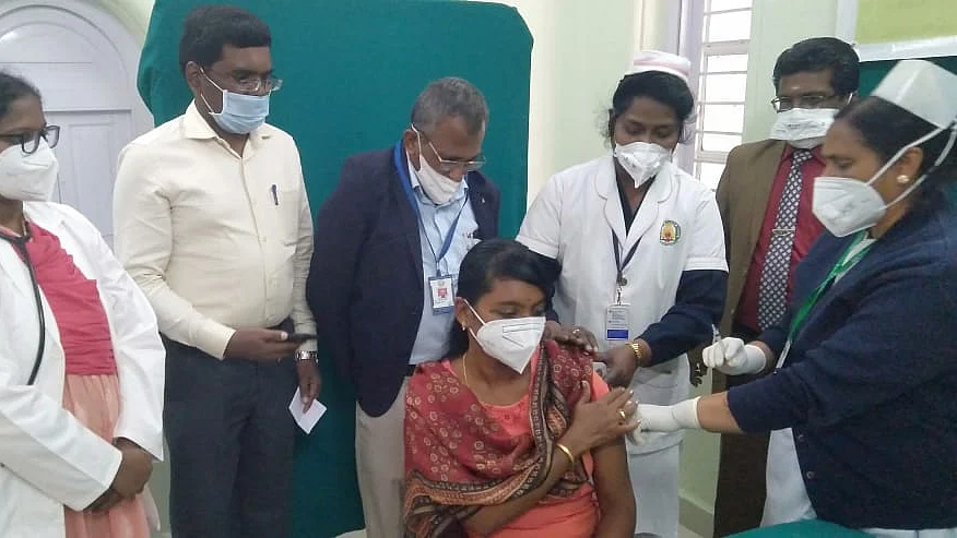 தடுப்பூசி போட்டுக்கொண்ட கலெக்டர்
