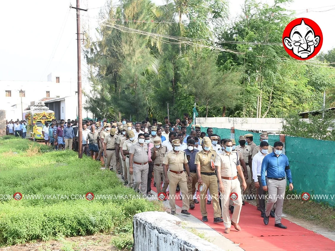 ஏரல்:`எப்படித்தான் அந்தப் பாவிக்குக் கொல்ல மனசு வந்துச்சோ?!’ - எஸ்.ஐ பாலுவை நினைத்து உருகும் கிராமம்