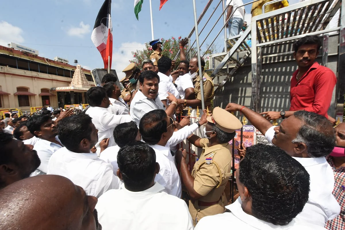 அ.தி.மு.க -அ.ம.மு.க- வினர் மோதல்