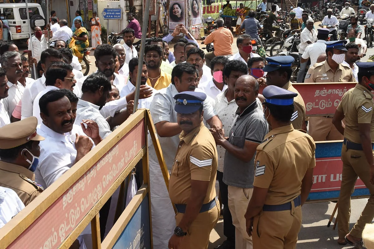 போலீஸாரிடம் வாக்குவாதம்