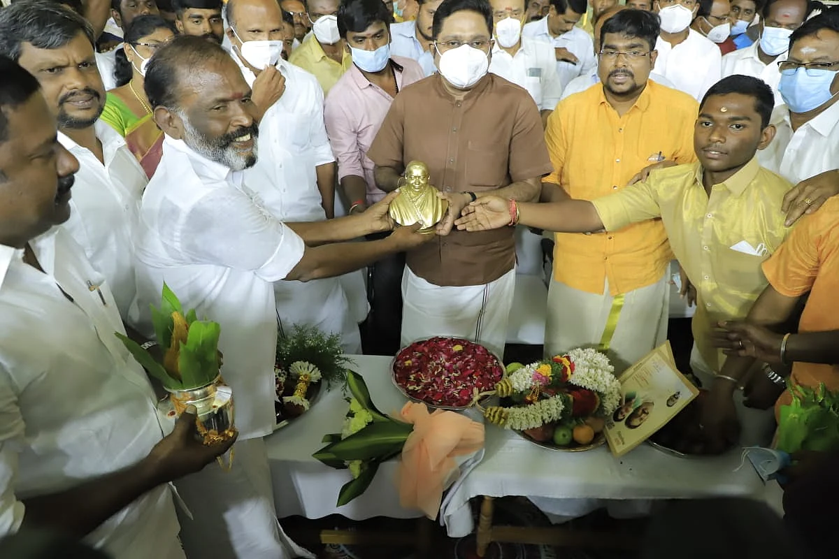 தினகரன் உடன் மா.சேகர்