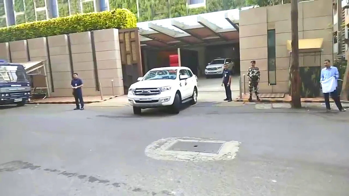 அம்பானி வீட்டின் நுழைவு வாயில்