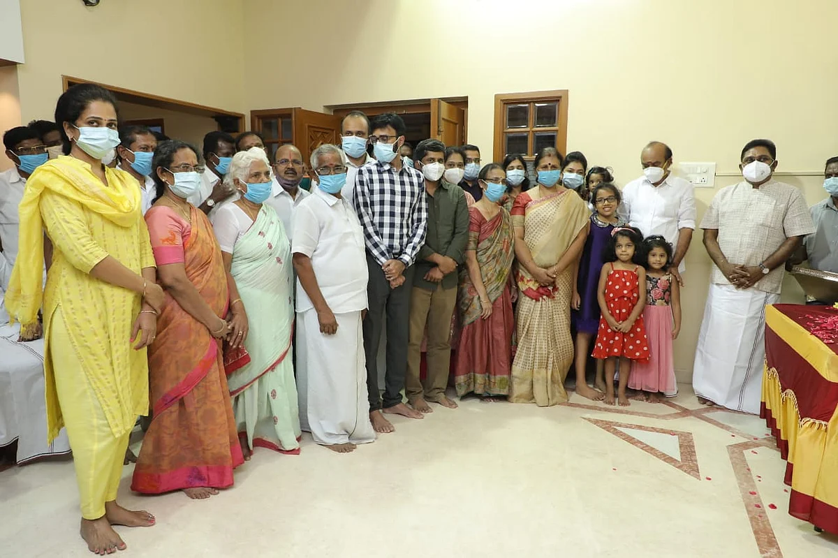 மனோகரனின் குடும்பத்தாருக்கு ஆறுதல் சொன்ன தினகரன்