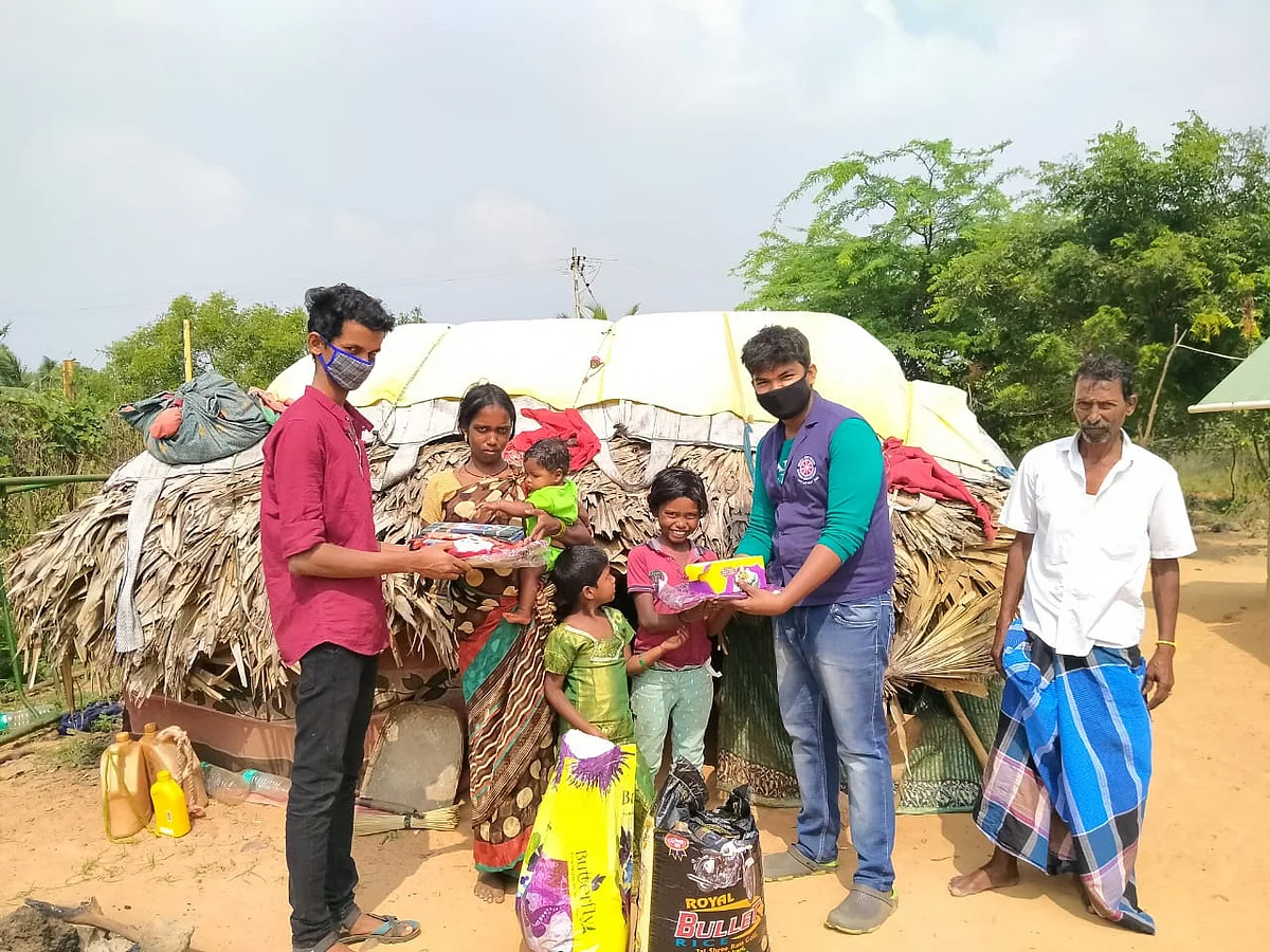 உதவும் கல்லூரி மாணவர்கள்
