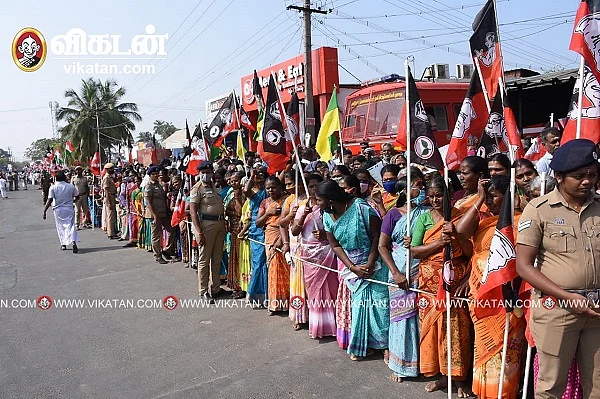 சாலையோரம் காத்திருந்த தொண்டர்கள்