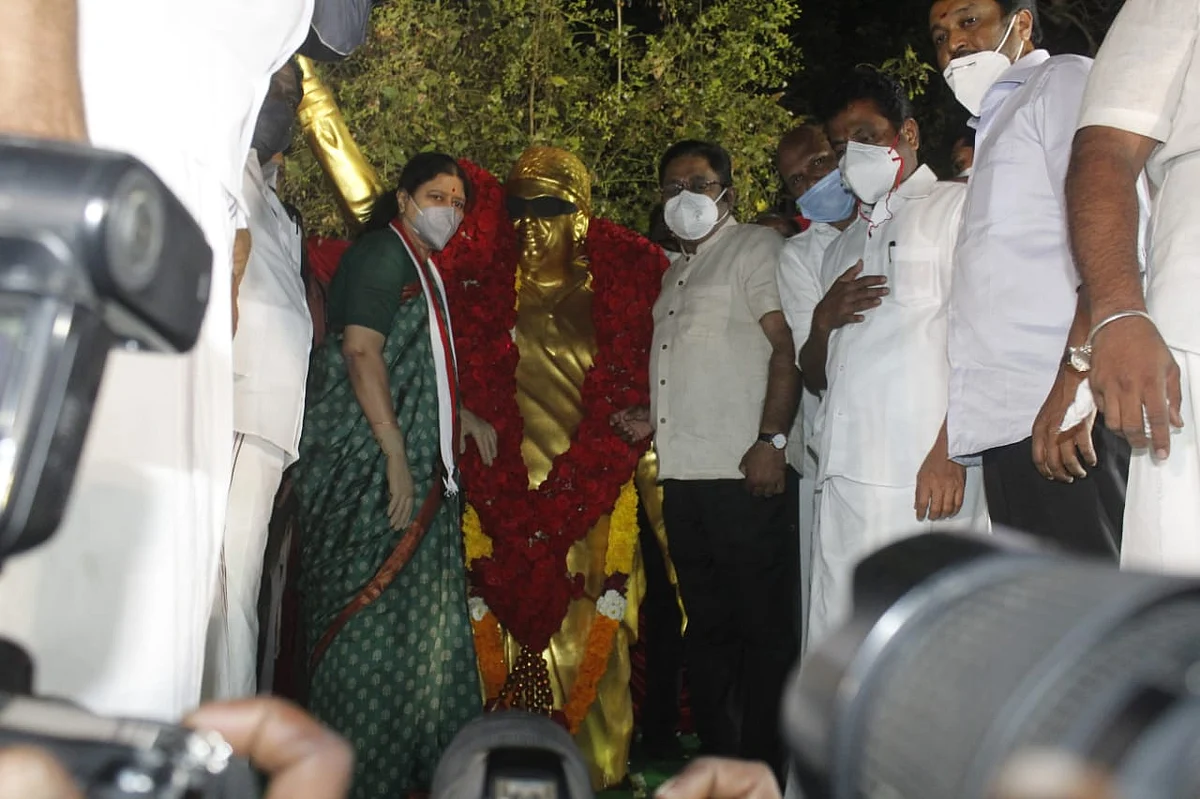 எடப்பாடியின் `மைனஸ்’ ரூட்... `குடும்பத்தார் இடையூறின்றி அரசியல்!’ - மாத்தி யோசிக்கும் சசிகலா?