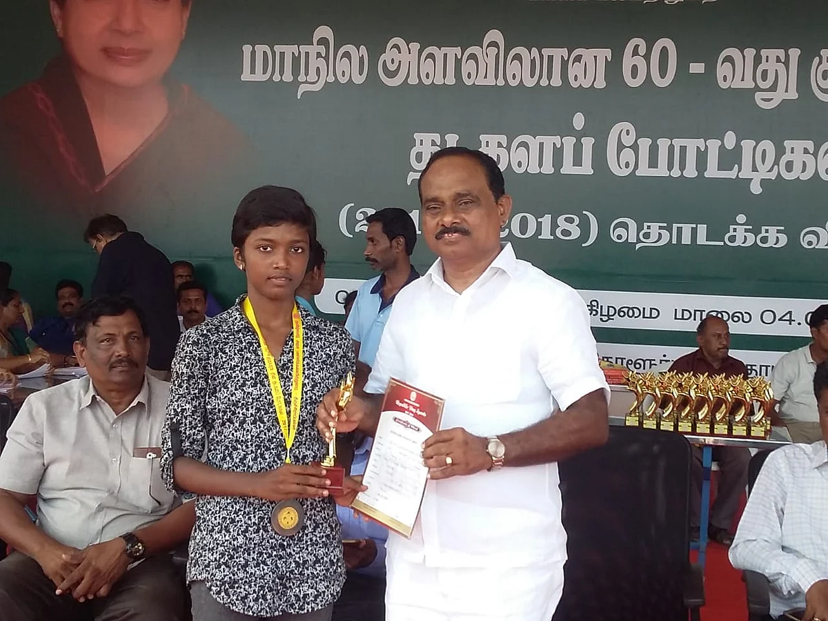 பதக்கம் பெறும் லிஃபோனா றோசிலின் ஜின்