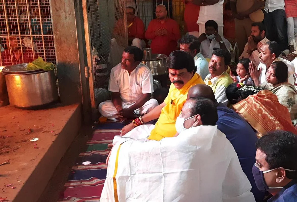 யாக பூஜையில் ராஜேந்திர பாலாஜி