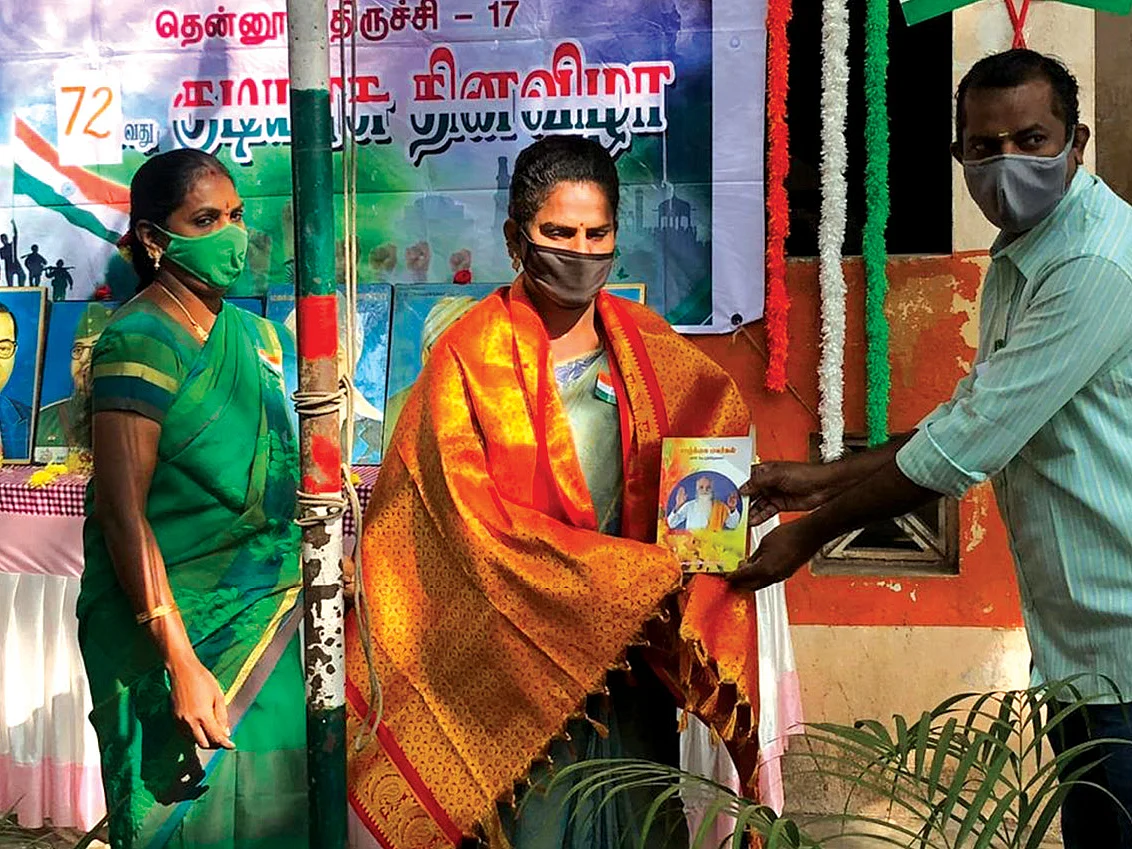 அவங்கள கிண்டல் பண்றது தப்புதானே?! - கொடியேற்றிய திருநங்கை, குழந்தைகளின் அன்பு!