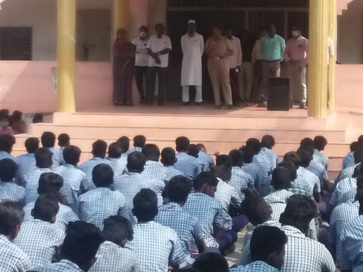 கவுன்சலிங் கொடுக்கும் காவல் ஆய்வாளர்