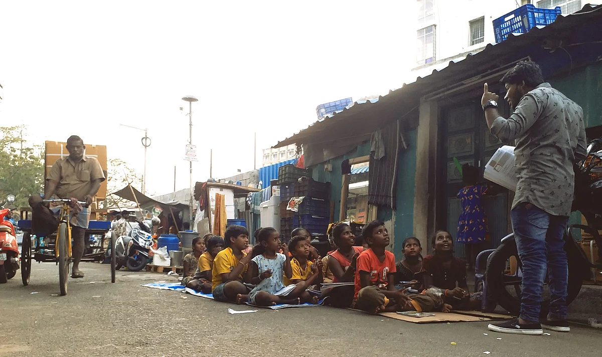 சாலையோரம் வகுப்பெடுக்கும் சாலமன்...