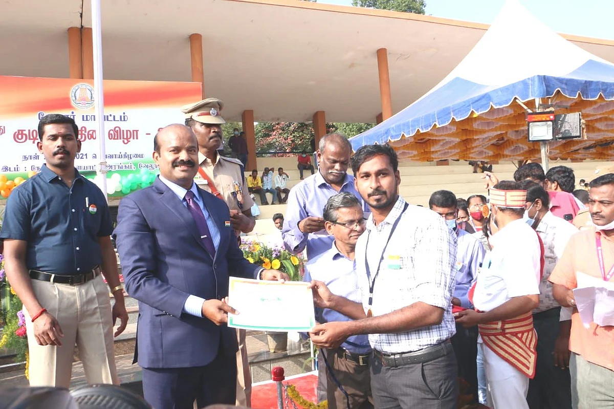 தினேஷ் சரவணனை கௌரவித்த வேலூர் கலெக்டர்
