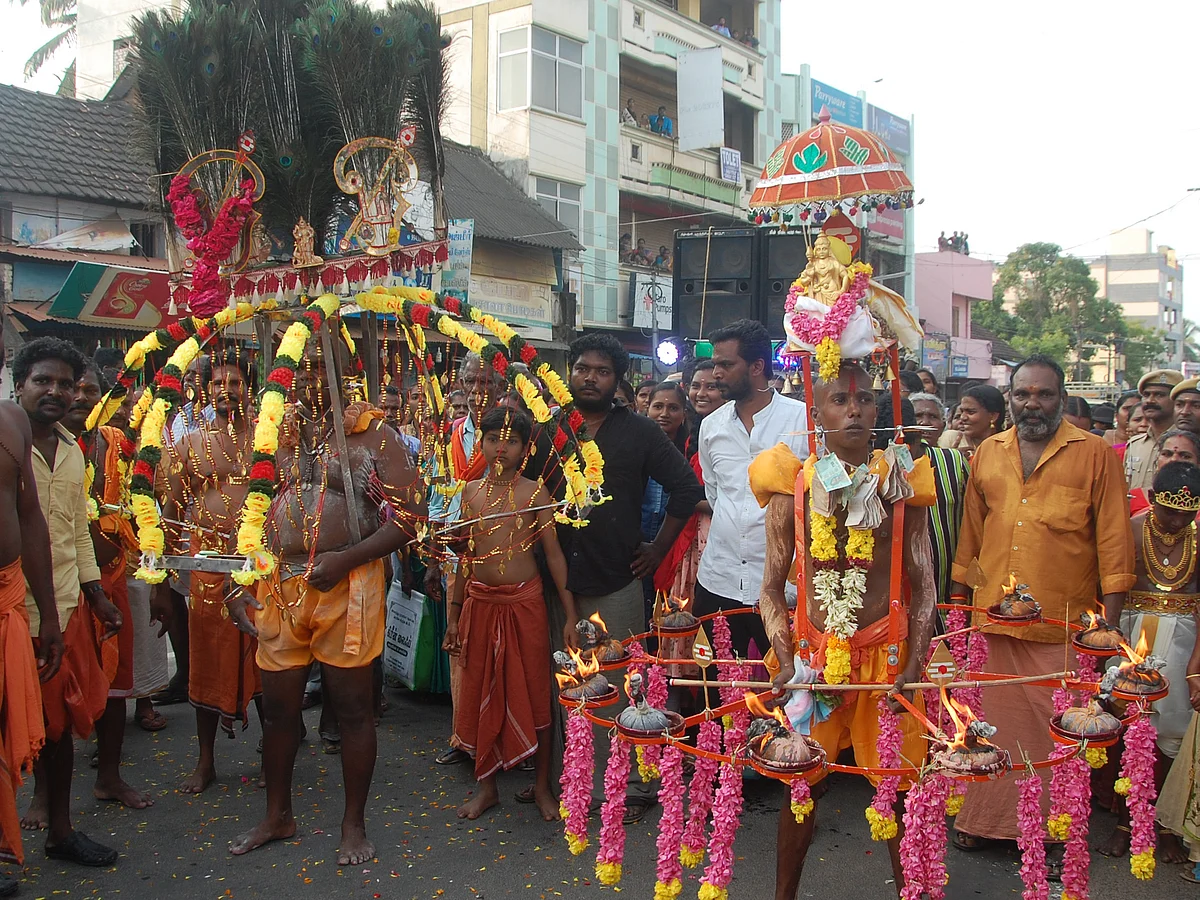 திருச்செந்தூர் முருகன் கோயில் மாசித் திருவிழா... குமரியில் காவடிக்கட்டு நிகழ்ச்சி! #PhotoAlbum