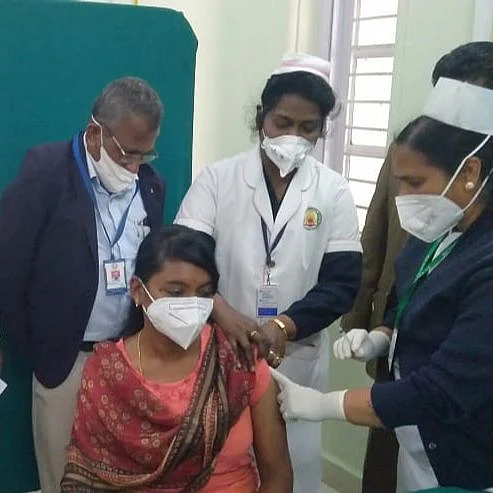 தடுப்பூசி போட்டுக்கொண்ட கலெக்டர்