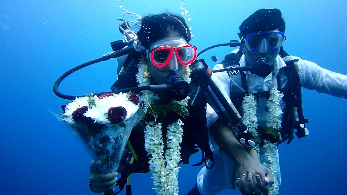 ஆழ்கடலில் நடந்த திருமணம்