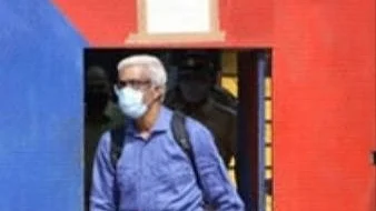சிறையிலிருந்து புத்தகத்துடன் வெளியேறும் சிவசங்கரன்