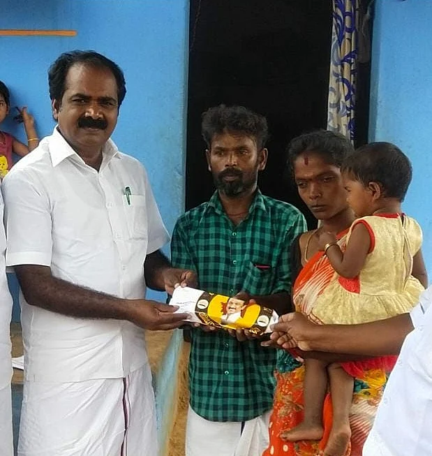 ரக்ஷிதா பெற்றோருடன் எம்.எல்.ஏ.