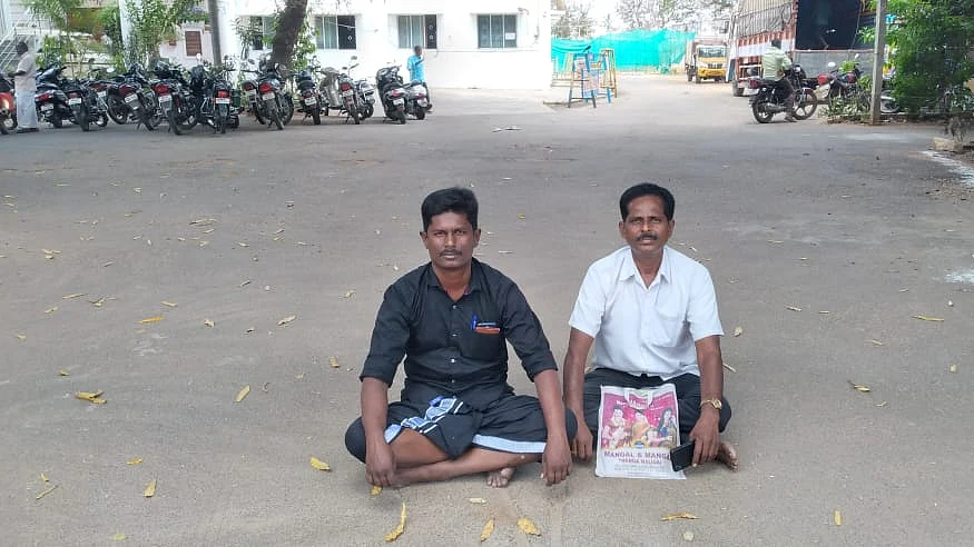 தர்ணா போராட்டத்தில் முத்துச்செல்வன், பாலசுப்ரமணி