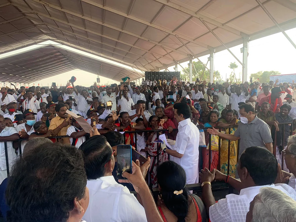 மக்களின் குறைகளை கேட்கும் ஸ்டாலின்