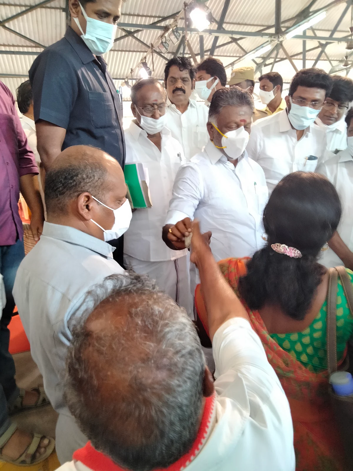 துணை முதல்வர் ஓ.பி.எஸ்