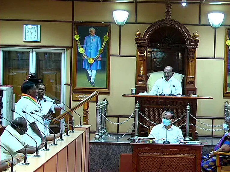 புதுச்சேரி: `நம்பிக்கை வாக்கெடுப்பில் தோல்வி’ - நாராயணசாமி அரசு கவிழ்ந்தது! #NowAtVikatan