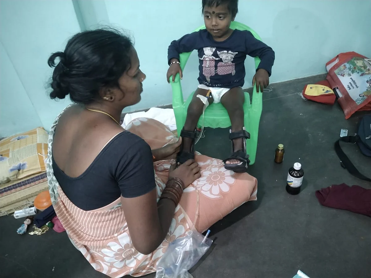 ``மகளுக்கு சிறுநீர் பால் மாதிரி வருது!” - அரிய பிரச்னையால் கண்ணீரில் தவிக்கும் ஏழைக் குடும்பம்