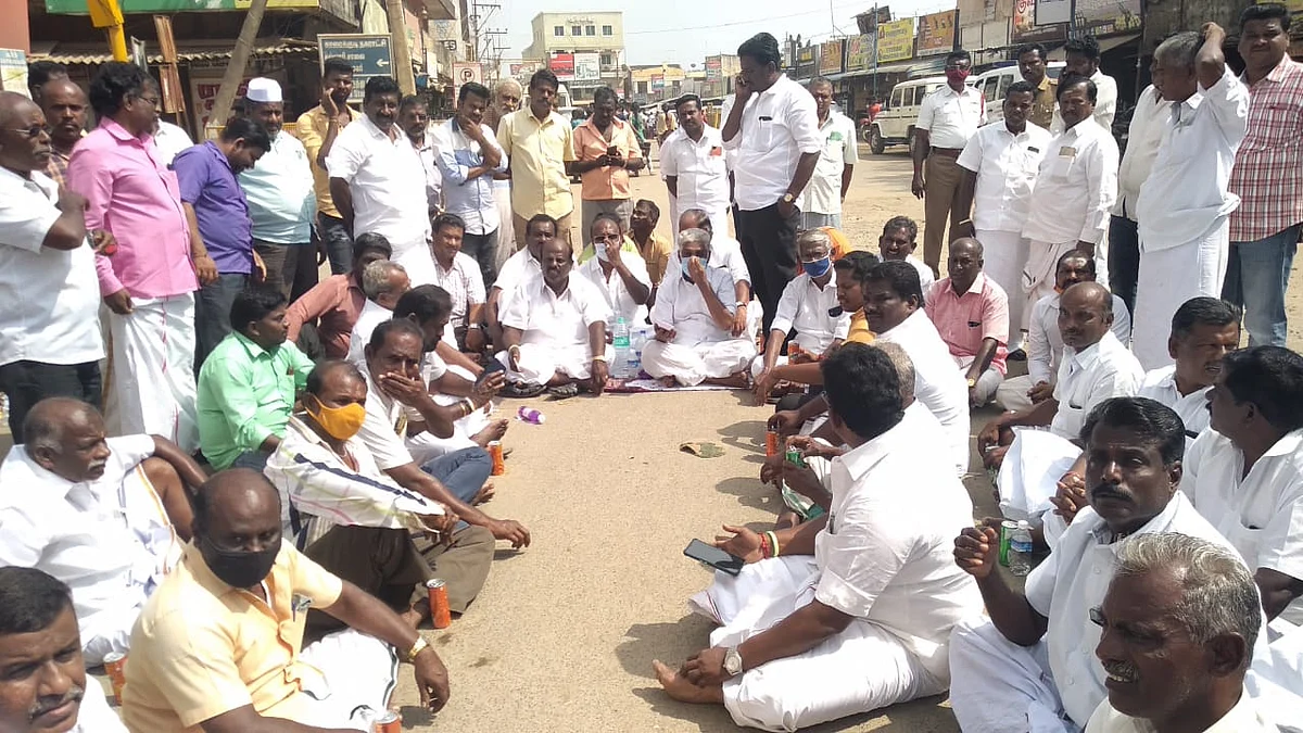 சாலையில் அமர்ந்த கே.ஆர்.ராமசாமி