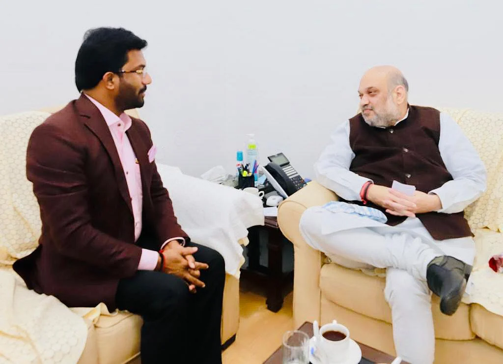 சசிகலா என்ட்ரியால் குழப்பத்தில் குமரி அதிமுக... ஓபிஎஸ் மகனுக்கு மோடியின் பரிசு! - கழுகார் அப்டேட்ஸ்