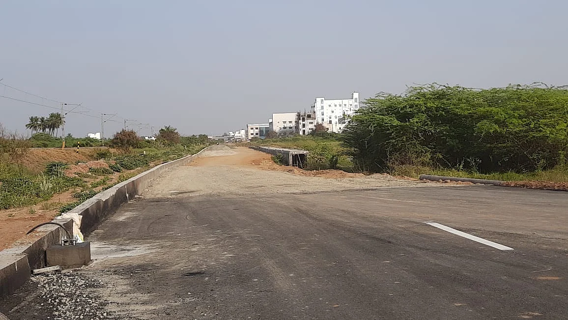 பாதியில் நிற்கும் சாலை அமைக்கும் பணி