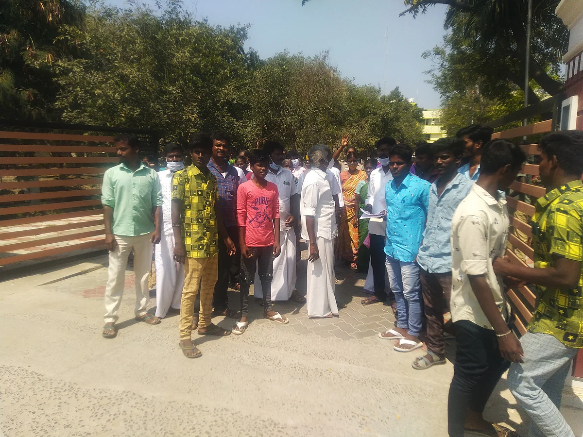 விழுப்புரம்: `40 ஆண்டுகளாக அலையுறோம் பட்டா கிடைக்கலை!’ - வேதனையில் ஆரியூர் மக்கள்