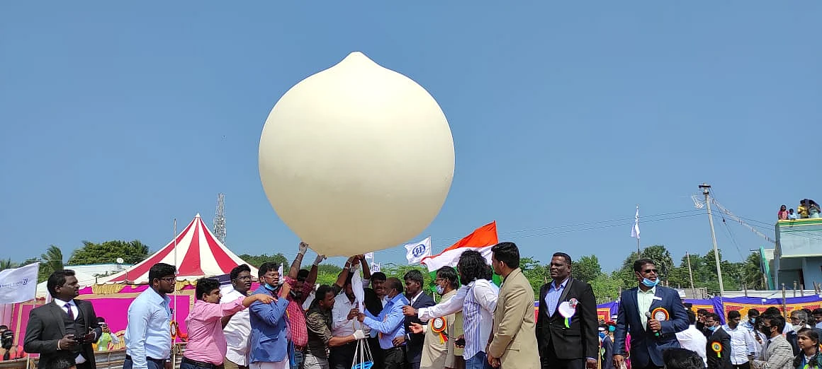 சாதனை: விண்ணில் செலுத்தப்பட 100 செயற்கைக் கோள்கள்.