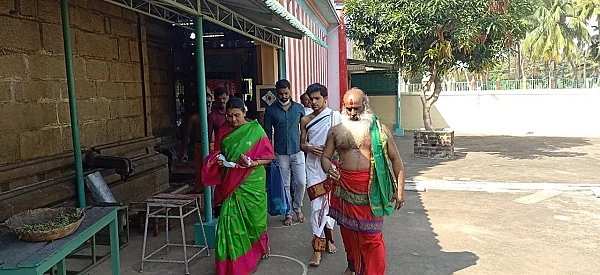 கோயிலின் சிறப்பை விளக்கும் குருக்கள் ஆனந்தன்