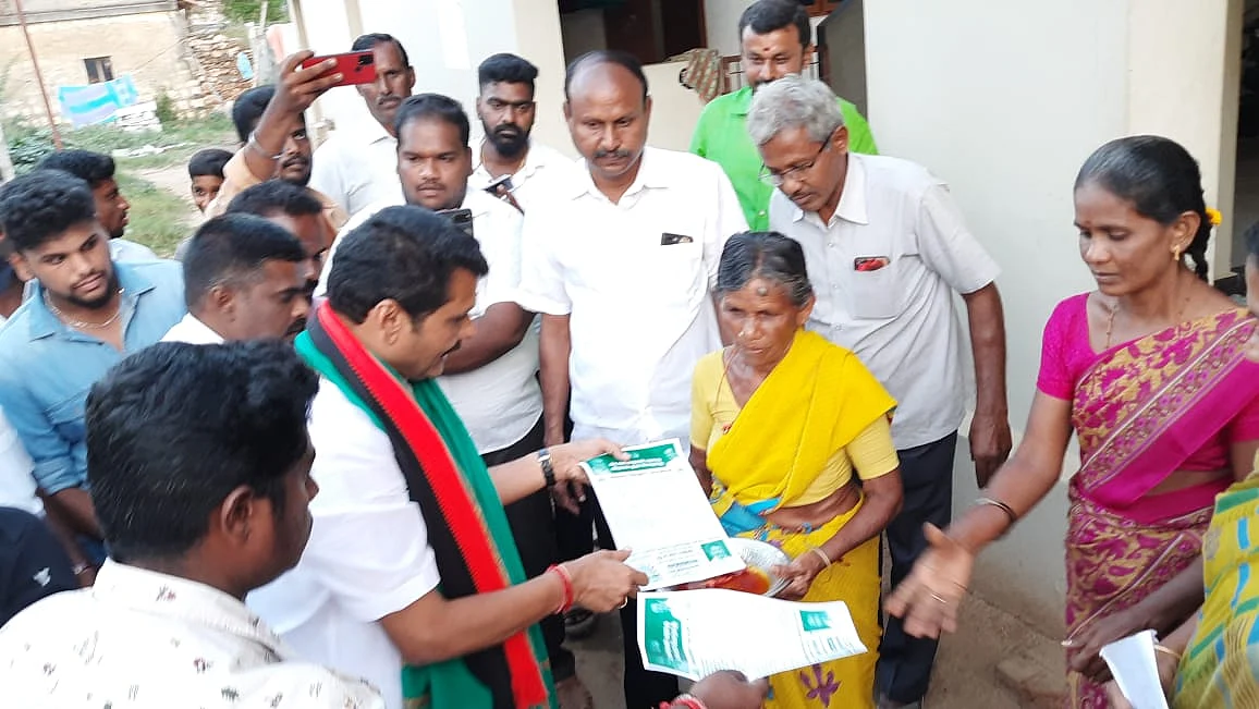 துண்டுப் பிரசுரங்களை வழங்கும் செந்தில் பாலாஜி