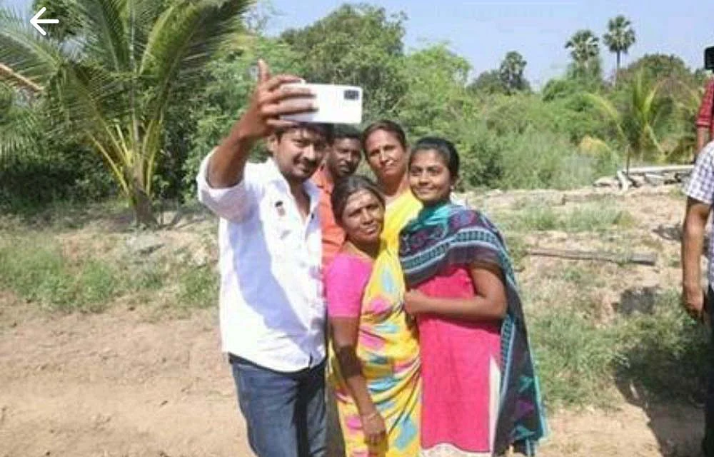 பெண்களுடன் செல்ஃபி எடுத்த உதயநிதி