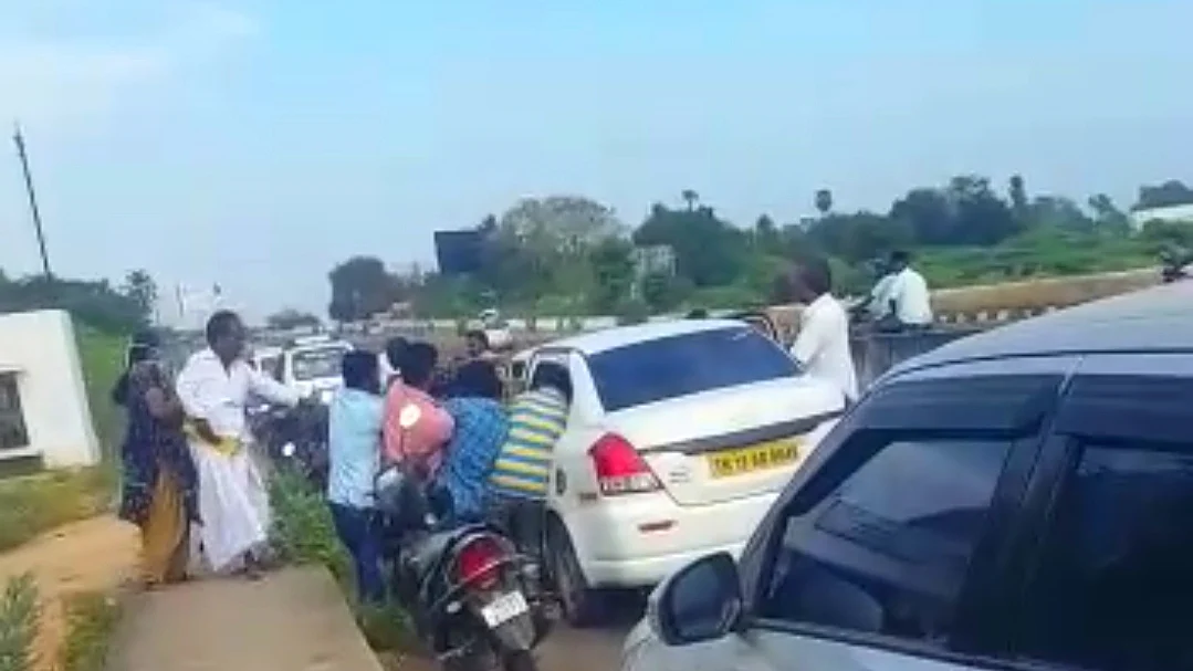 காரில் பெண்ணைக் கடத்திச் செல்லும் காட்சி