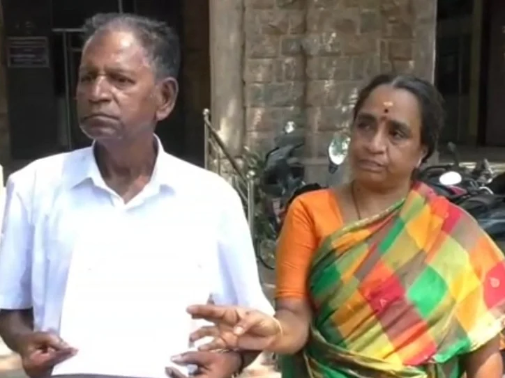 மதுரை: இலவச வீடு கேட்டு கலெக்டரிடம் மனு அளித்த முன்னாள் எம்.எல்.ஏ!