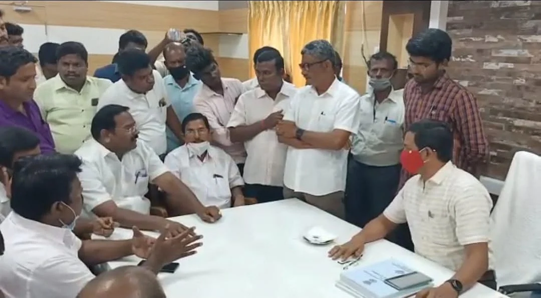அதிகாரிகளிடம் வாக்குவாதம் செய்யும் காங்கிரஸார்