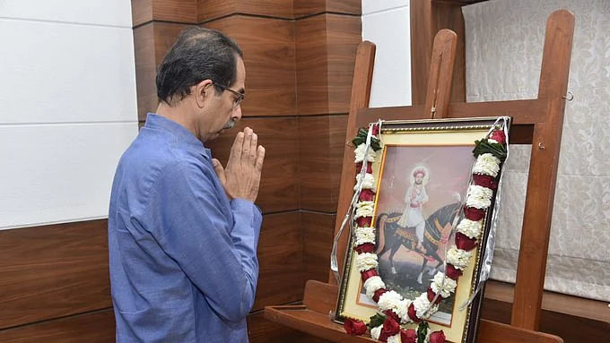 சத்ரபதி சிவாஜிக்கு மரியாதை செய்யும் உத்தவ் தாக்கரே