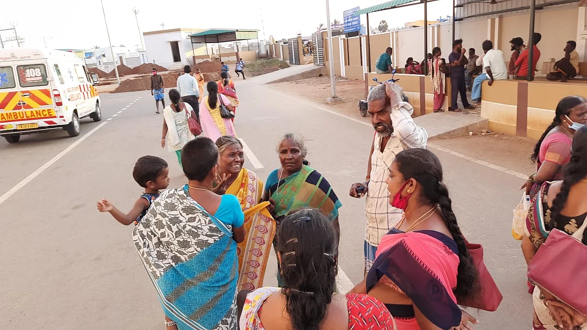 மருத்துவக் கல்லூரியில் சந்தியா உறவினர்கள்