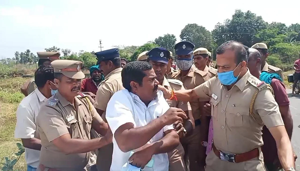விவசாய சங்கத் தலைவரை அடித்து இழுத்துச் செல்லும் போலீஸார்