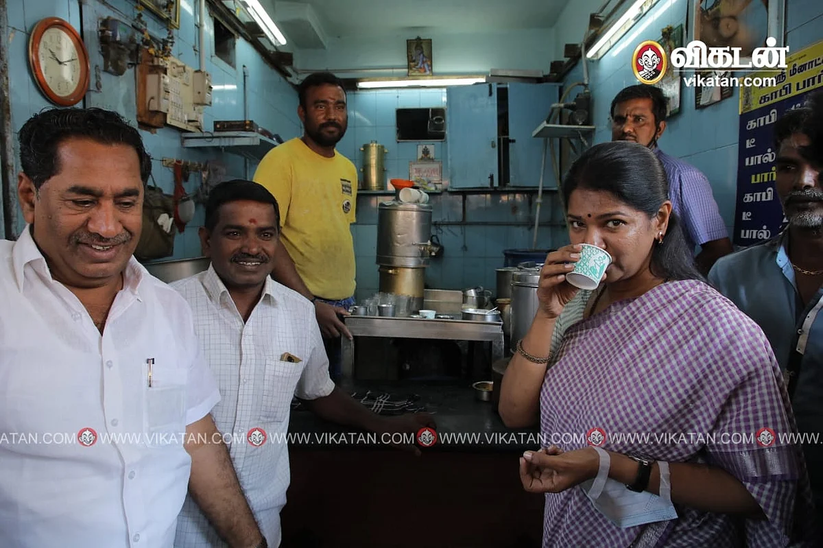சாலையோரக் கடையில் டீ குடித்த கனிமொழி