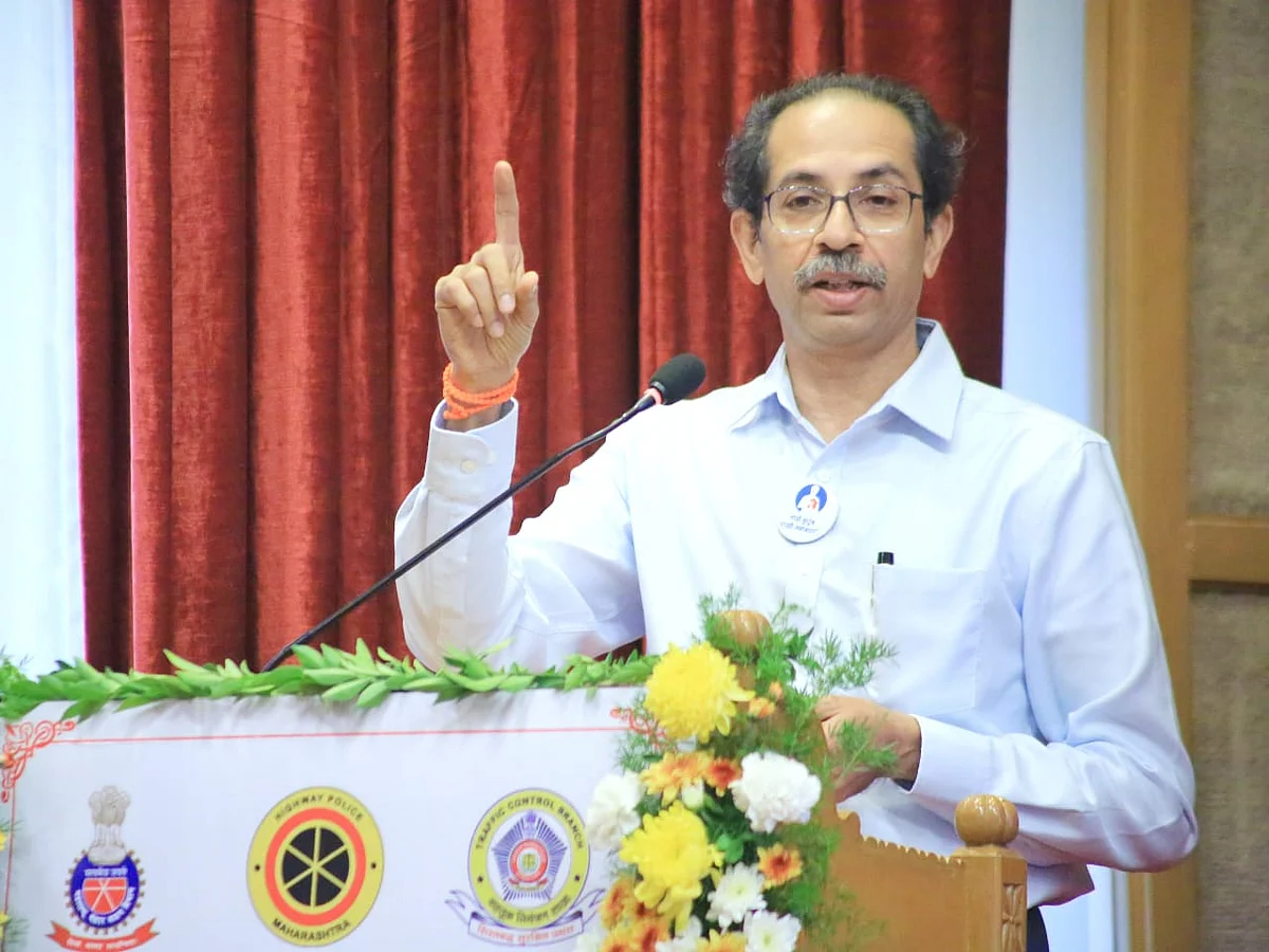 மும்பை: ஆளுநர் அரசு விமானத்தைப் பயன்படுத்த அனுமதிக்காத மாநில அரசு! - `தவறில்லை’ என்கிறது சிவசேனா