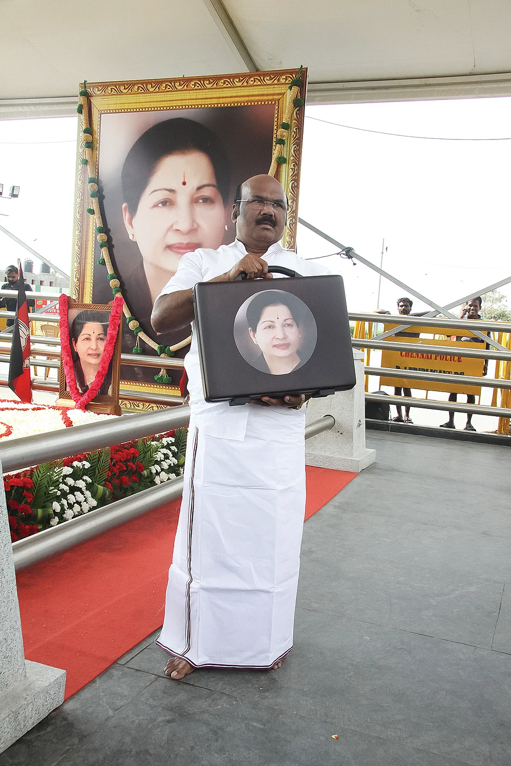 மந்திரி தந்திரி: ஜெயக்குமார்