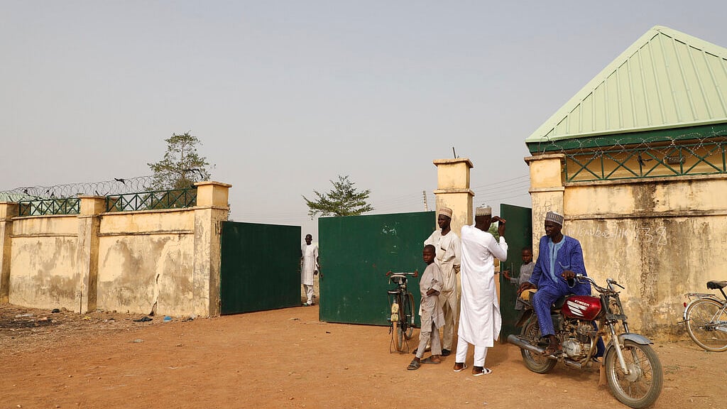 மாணவிகள் கடத்தல்